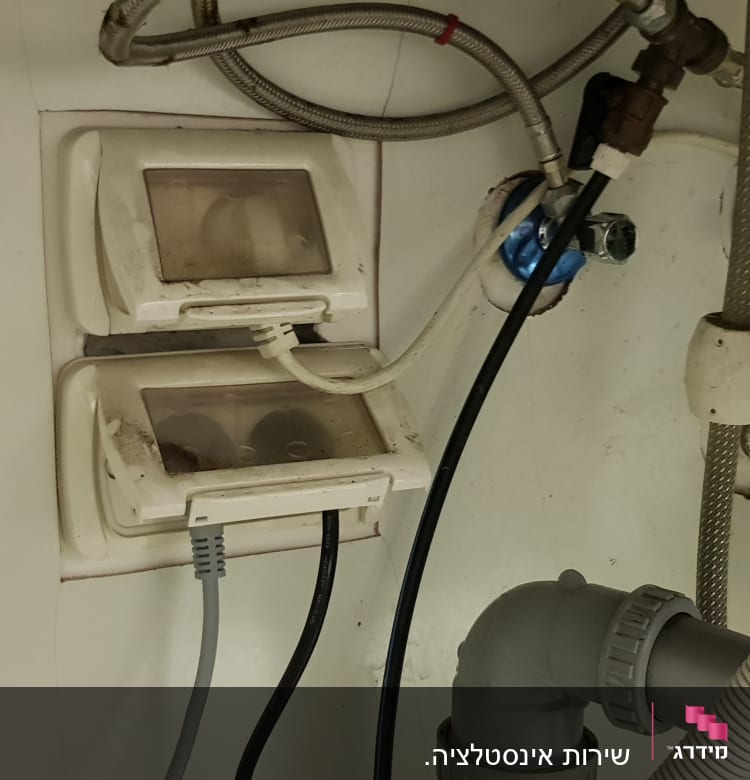 צינורות מים וברזים מתחת לכיור מטבח